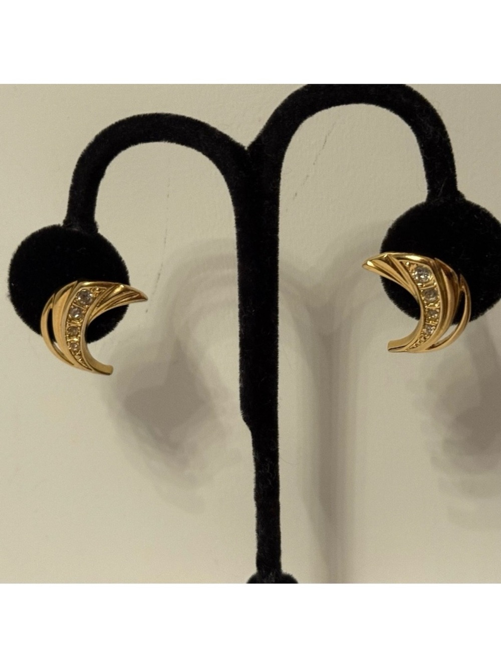 VINTAGE EARRINGS GOLD TONE POST RIBBED CRESCENT RHINESTONE PIERCED